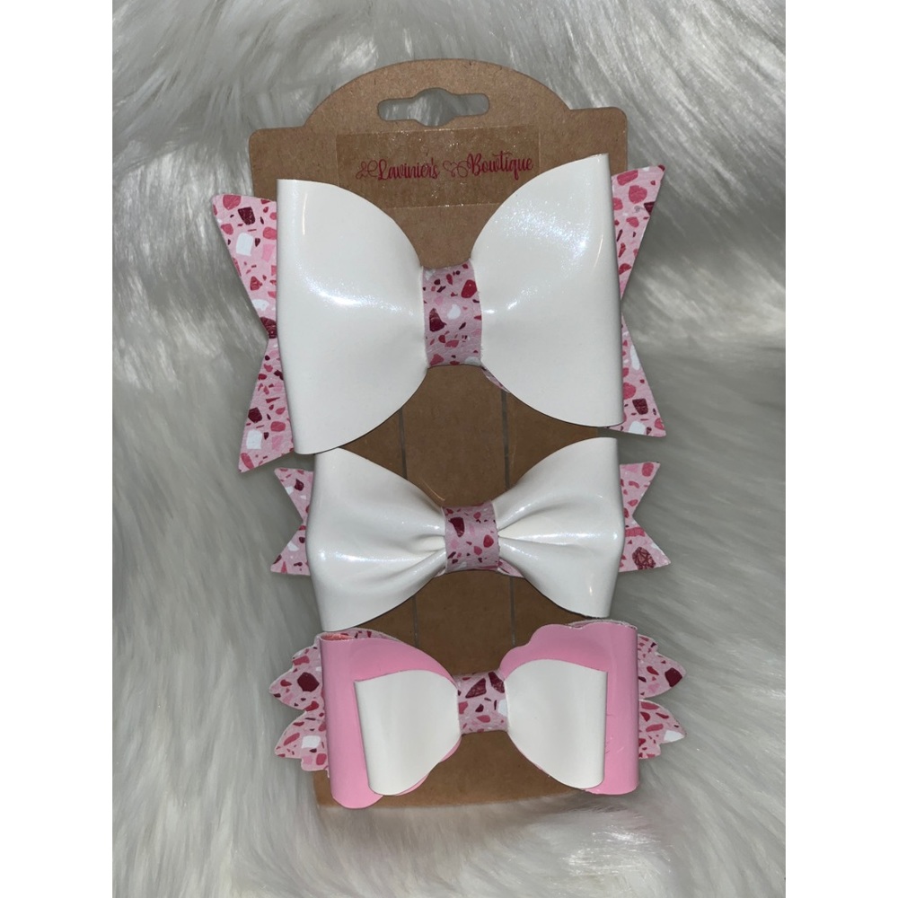 Pink and white pattern bow set